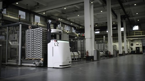 [Translate to Italiano:] FTS Anlage von ek roboics in der Kunststoffproduktion von Sinit Kunststoffwerke in Bad Schwalbach