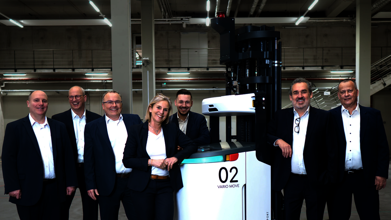 Das Vertriebsteam von ek robotics nebem dem VARIO MOVE Transportroboter
