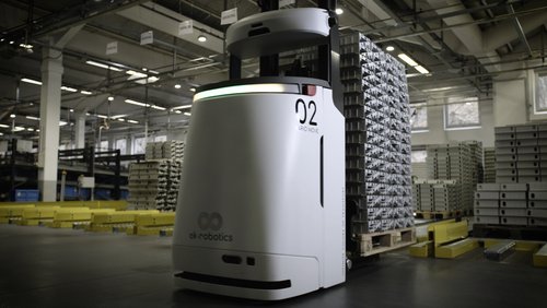 [Translate to Italiano:] Automatisierter Warenfluss mit VARIO MOVE FTS von ek robotics bei Sinit in Bad Schwalbach