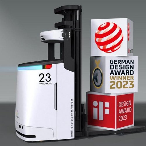 Weißer Transportroboter auf dessen Gabeln drei Blöcke mit Aufschriften seiner gewonnenen Design-Awards zu sehen sind